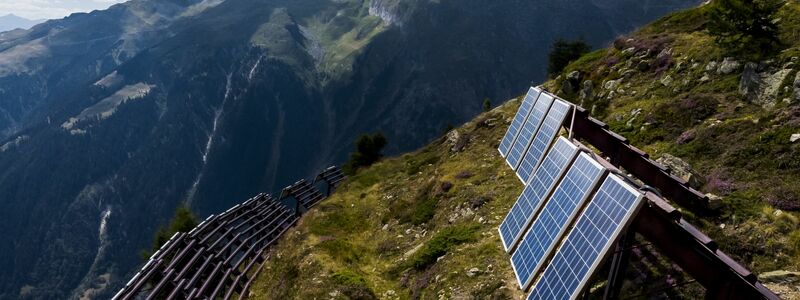 Photovoltaik-Paneele produzieren erneuerbare Energie und tragen zur Energieversorgung der Schweiz bei. - Foto: Jean-Christophe Bott/KEYSTONE/dpa