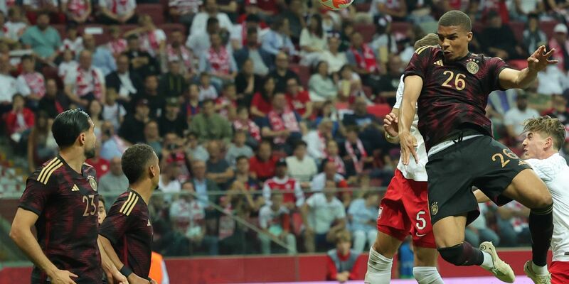 Deutschlands Malick Thiaw (r) kommt gegen Polens Jan Bednarek zum Kopfball. - Foto: Christian Charisius/dpa