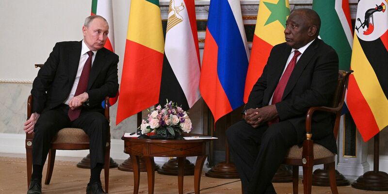 Wladimir Putin (l) unterhält sich mit dem südafrikanischen Präsidenten Cyril Ramaphosa nach einem Treffen mit einer Delegation afrikanischer Staatsoberhäupter. - Foto: Ramil Sitdikov/Photo host Agency RIA Novosti via AP/dpa