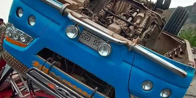 Der umgestürzte Bus an der Unfallstelle: Mehrere Menschen wurden getötet oder verletzt. - Foto: ---/XinHua/dpa