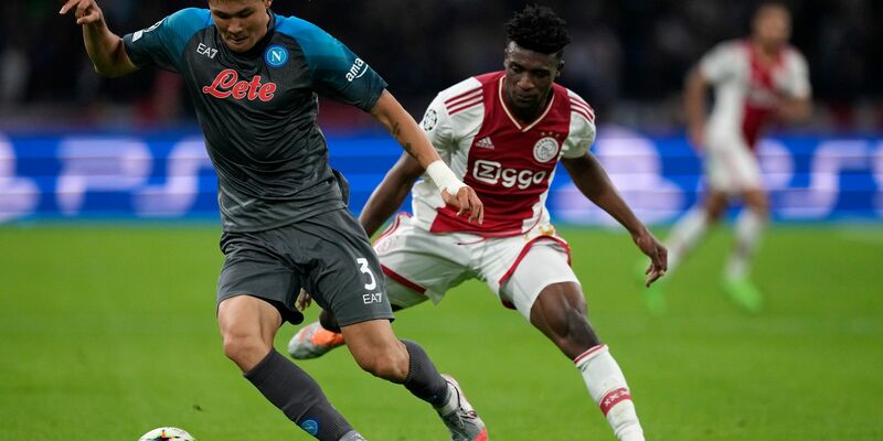 Der FC Bayern hatte Medienberichten zufolge Kontakt mit den Beratern wegen eines Wechsels des Südkoreaners Kim (l). - Foto: Peter Dejong/AP/dpa
