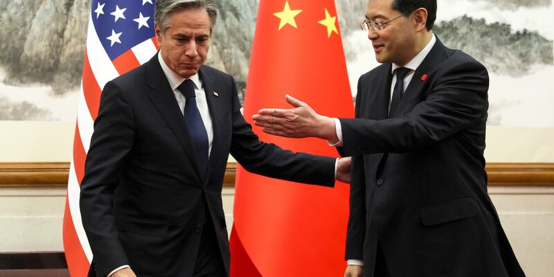 US-Außenminister Antony Blinken (l) trifft sich mit dem chinesischen Außenminister Qin Gang im Pekinger Staatsgästehaus Diaoyutai. - Foto: Leah Millis/Reuters Pool via AP/dpa