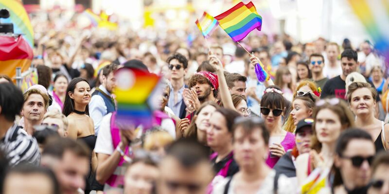 Besucherinnen und Besucher feierten beim Abschluss der 27. «Regenbogenparade» am Rathausplatz in Wien. - Foto: Eva Manhart/APA/dpa