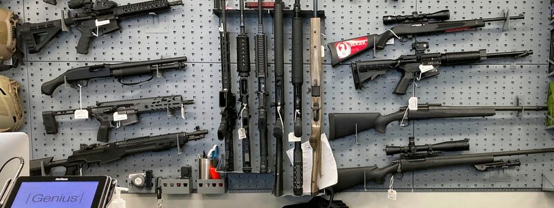 Schusswaffen werden in einem Waffengeschäft in den USA angeboten (Symbolbild). In einem Vorort von Chicago sind Medienberichten zufolge Schüsse gefallen. - Foto: Andrew Selsky/AP