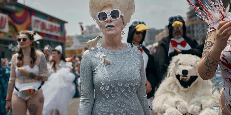 Feiernde grüßen von einem Festwagen. - Foto: Andres Kudacki/AP/dpa