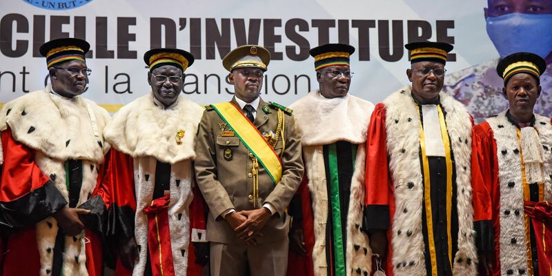 Oberst Assimi Goita (M) bei seiner Vereidigung als neuer Übergangspräsident von Mali im Juni 2021. - Foto: Nicolas Remene/Le Pictorium Agency via ZUMA/dpa