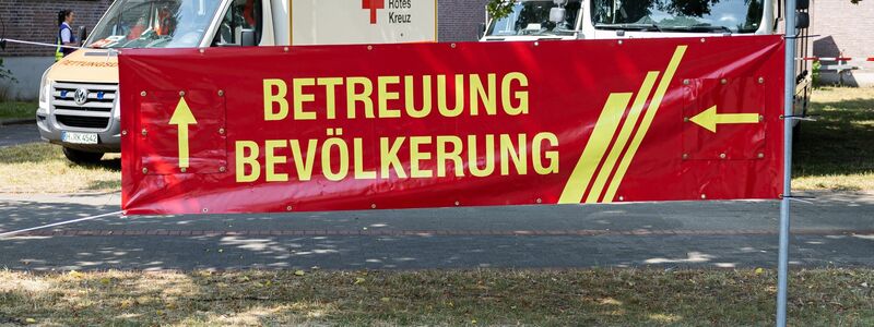 Ein Banner mit der Aufschrift «Betreuung Bevölkerung» hängt vor der Evakuierungsunterkunft in Hannovers  Herschelschule. - Foto: Michael Matthey/dpa