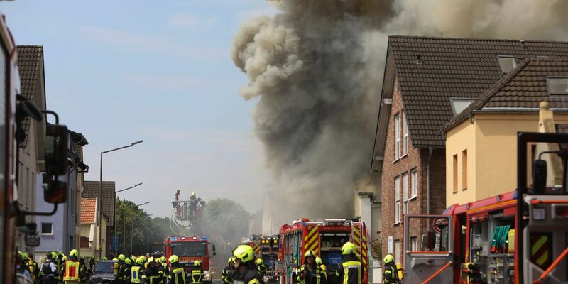 Rauch und Flammen schlagen aus dem Motorradladen in Sankt Augustin. - Foto: Ralf Klodt/dpa