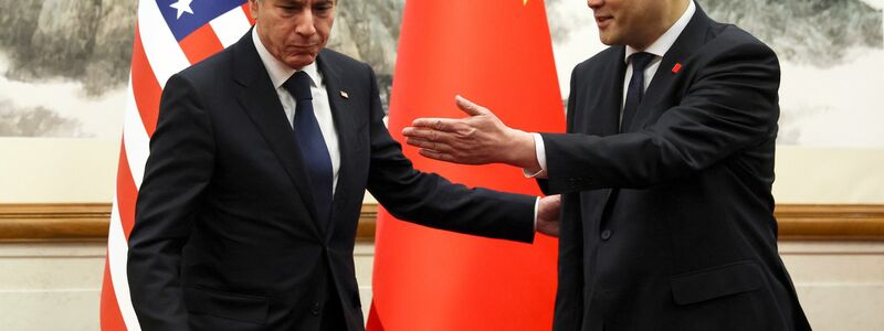 US-Außenminister Antony Blinken (l) wird vom chinesischen Außenminister Qin Gang empfangen. - Foto: Leah Millis/Reuters Pool via AP/dpa