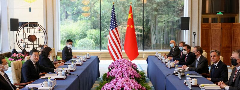 US-Außenminister Antony Blinken (r) und sein chinesischer Amtskollege Qin Gang (l) sitzen sich mit ihren Delegationen im Pekinger Staatsgästehaus Diaoyutai gegenüber. - Foto: Leah Millis/Reuters Pool via AP/dpa