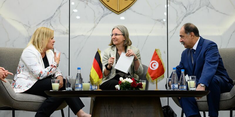 Bundesinnenminister Nancy Faeser (l) spricht in Tunis mit ihrem tunesischen Amtskollegen Kamel Fekih. - Foto: Bernd von Jutrczenka/dpa