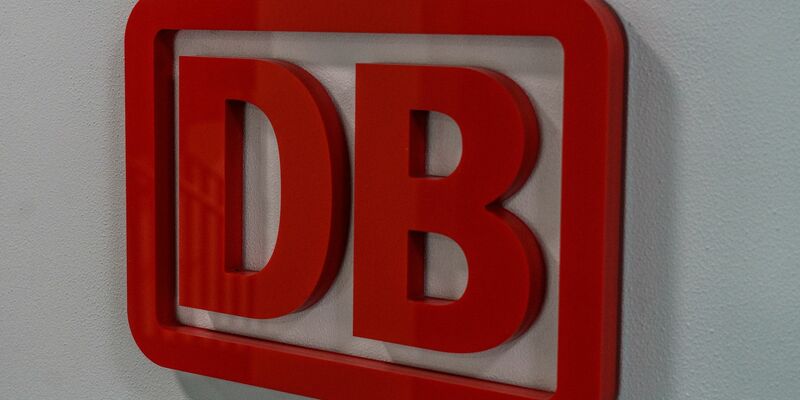 Die EVG hat in der Tarifrunde mit Warnstreiks bislang zweimal den Bahnverkehr weitgehend lahmgelegt. - Foto: Andreas Arnold/dpa