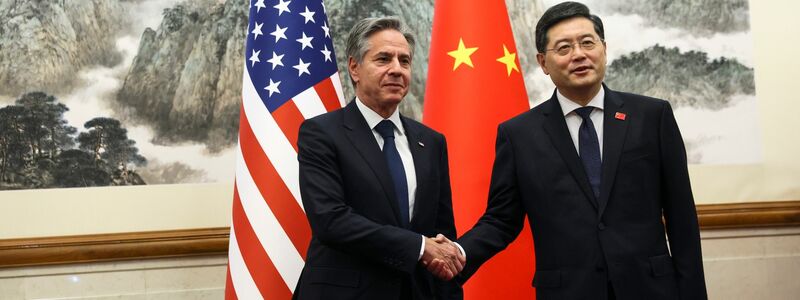 US-Außenminister Antony Blinken (l) trifft den chinesischen Außenminister Qin Gang in Peking. - Foto: Leah Millis/Reuters Pool via AP/dpa