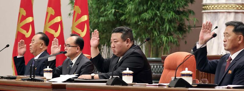 Dieses von der nordkoreanischen Regierung zur Verfügung gestelltes Foto zeigt Nordkoreas Machthaber Kim Jong Un (M) bei einer Plenarsitzung des Zentralkomitees in Pjöngjang. Der Inhalt kann nicht unabhängig überprüft werden. - Foto: Uncredited/KCNA via KNS/AP/dpa