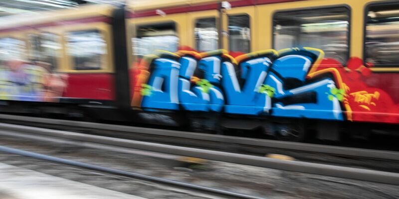 Eine mit Graffiti besprühte S-Bahn fährt aus dem Berliner Ostbahnhof. - Foto: Paul Zinken/dpa