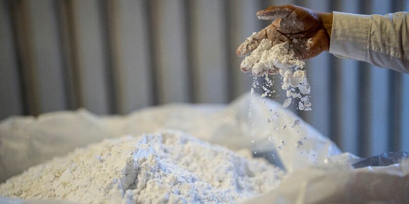 Ein Arbeiter rührt Lithium mit der Hand in einer Verarbeitungsanlage in Antofagasta in Chile. - Foto: Rodrigo Abd/AP/dpa