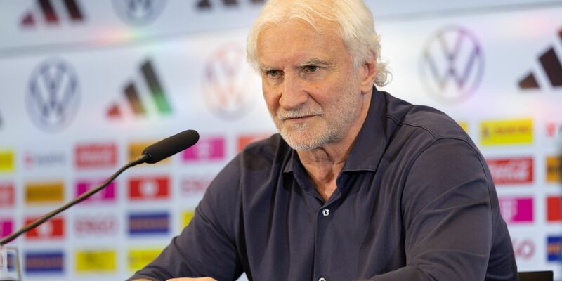 Sportdirektor Rudi Völler beantwortet bei einer Pressekonferenz die Fragen der Journalisten. - Foto: Jürgen Kessler/dpa