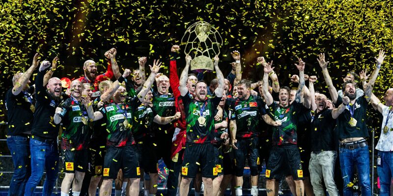 Die Spieler des SC Magdeburg feiern den Champions-League-Sieg. - Foto: Marius Becker/dpa