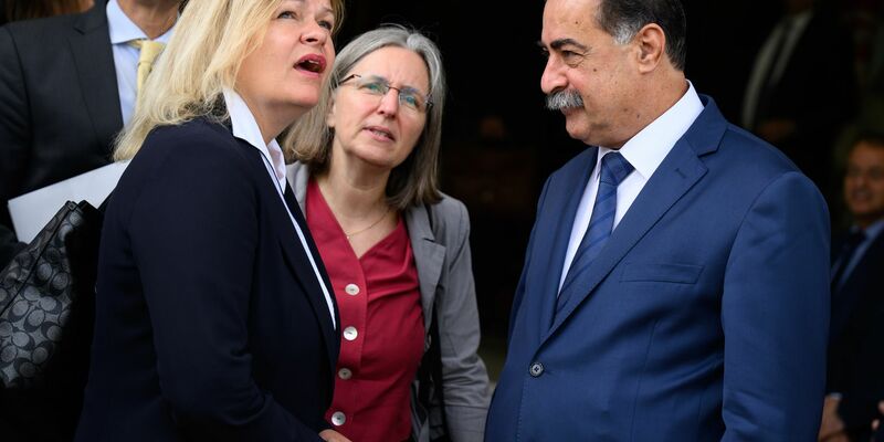 Nancy Faeser (l, SPD), Bundesministerin für Inneres und Heimat von Deutschland, und Kamel Fekih, Innenminister von Tunesien, treffen sich zu einer Arbeitssitzung im tunesischen Innenministerium. - Foto: Bernd von Jutrczenka/dpa