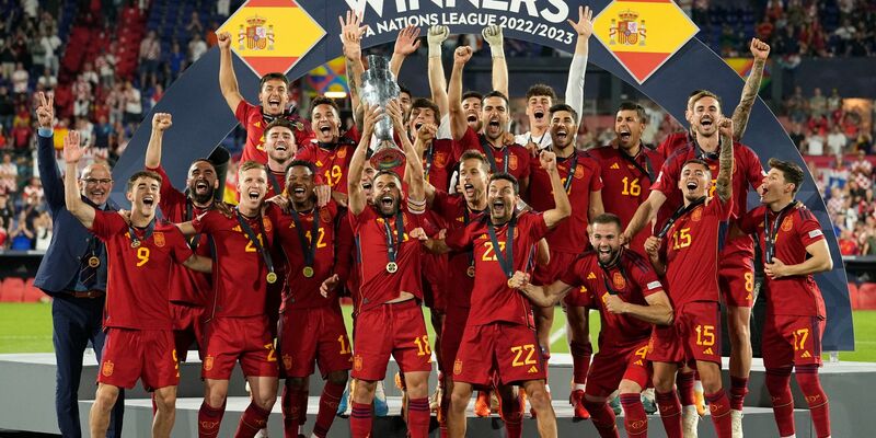 Spaniens Spieler feiern mit der Trophäe nach dem Sieg. - Foto: Martin Meissner/AP