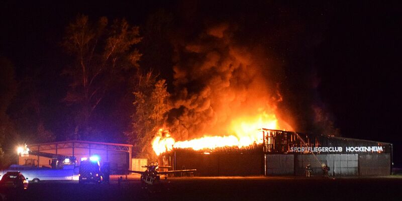 Einsatzkräfte der Feuerwehr löschen den Brand einer Lagerhalle. - Foto: Marco Priebe/PR-Video/dpa