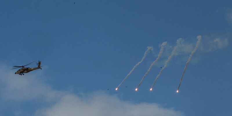 IR-Täuschkörper werden eingesetzt während einer groß angelegten israelischen Militäroperation. - Foto: Ayman Nobani/dpa