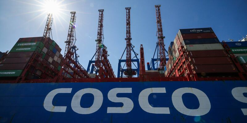 Der umstrittene Einstieg des chinesischen Staatskonzerns Cosco bei einem Hamburger Container-Terminal ist unter Dach und Fach. - Foto: Christian Charisius/dpa