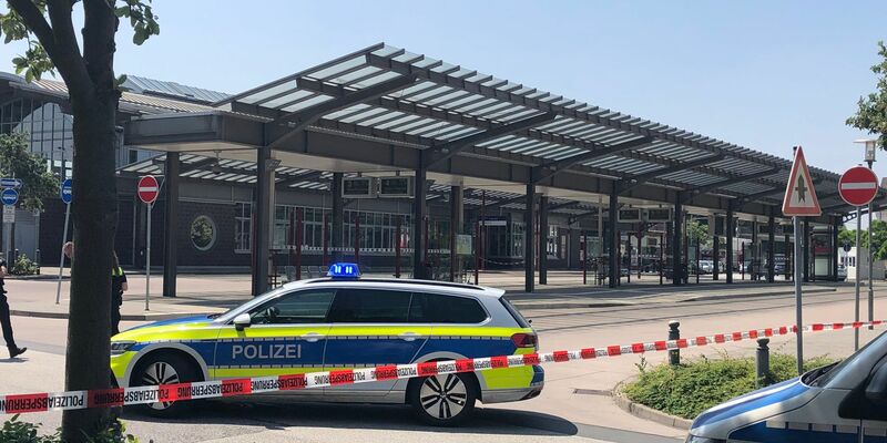 Blick auf den Peiner Bahnhof nach der Attacke. - Foto: Thomas Kröger/Peiner Allgemeine Zeitung/dpa