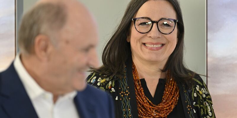 Die designierte finnische Intendantin Lilli Paasikivi (r.) und Hans-Peter Metzler, Festspielpräsident. - Foto: Gian Ehrenzeller/KEYSTONE/dpa