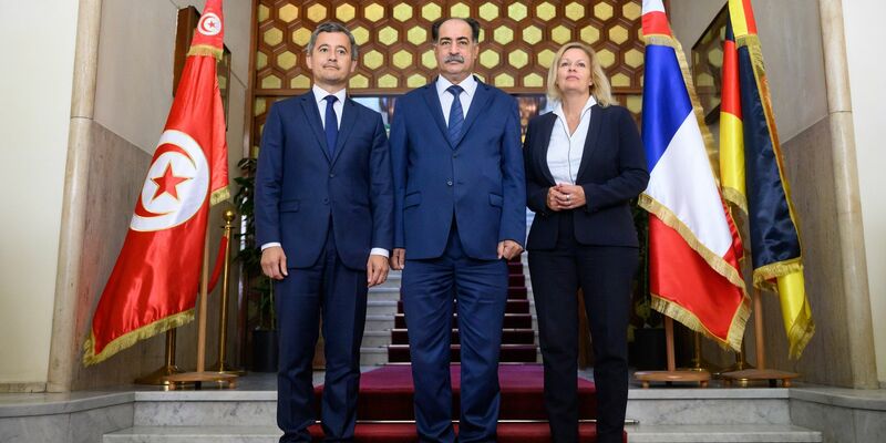 Gérald Darmanin (l-r), Kamel Fekih und Nancy Faeser in Tunis. - Foto: Bernd von Jutrczenka/dpa
