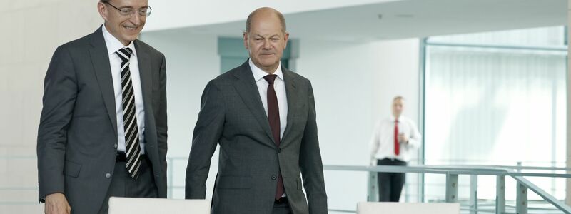 Intel-CEO Pat Gelsinger und Bundeskanzler Olaf Scholz (SPD) kommen zu der Unterzeichnung einer Vereinbarung zwischen der Bundesregierung und Intel im Bundeskanzleramt. - Foto: Carsten Koall/dpa