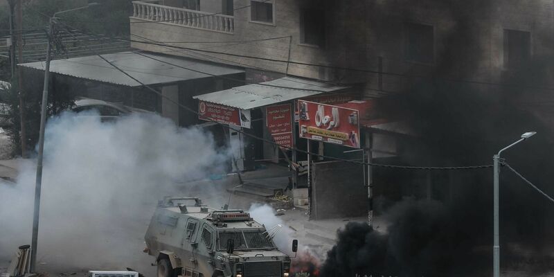 Eine Palästinenserin begutachtet die Schäden im Flüchtlingslager Dschenin nach der groß angelegten israelischen Militäroperation. - Foto: Ayman Nobani/dpa