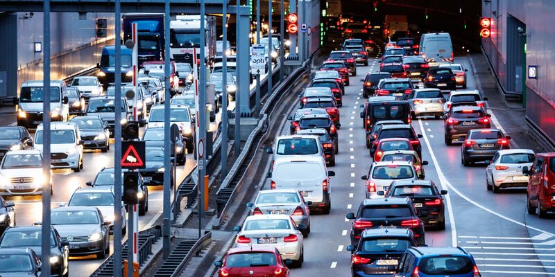 Zu den größten Verursachern der Feinstaubbelastungen gehört der Verkehr. - Foto: Matthias Balk/dpa