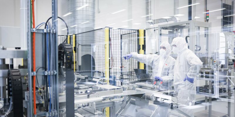 Sollte die Batterieproduktion in der EU nicht wachsen, könnte sich das geplante Verbrenner-Verbot nach hinten verschieben. - Foto: Christian Charisius/dpa