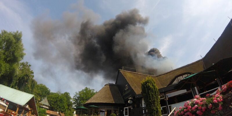 Rauch über einem Gebäude im Europa-Park in Rust. - Foto: ---/zema-medien/dpa
