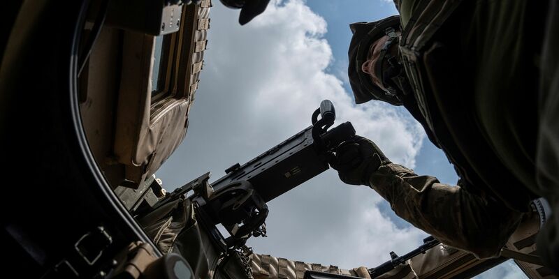 Ein ukrainischer Soldat an einem Maschinengewehr. - Foto: Evgeniy Maloletka/AP/dpa