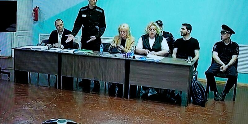 Der Prozess gegen Alexej Nawalny (2.v.l) findet unter Ausschluss der Öffentlichkeit statt. - Foto: Alexander Zemlianichenko/AP/dpa