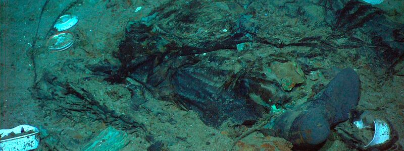 Das Foto aus dem Jahr 2004 zeigt die Überreste eines Mantels und von Stiefeln im Schlamm des Meeresbodens nahe dem Heck der Titanic. - Foto: Institute for Exploration, Center for Archaeological Oceanography/AP/dpa