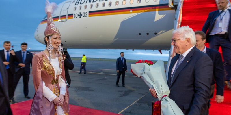 Bundespräsident Frank-Walter Steinmeier wird am Nursultan-Nasarbajew-Flughafen in der Republik Kasachstan begrüßt. - Foto: Jens Büttner/dpa