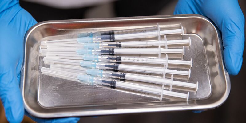 Aufgezogene Spritzen mit Impfstoff gegen Covid-19. - Foto: Daniel Karmann/dpa/Symbolbild