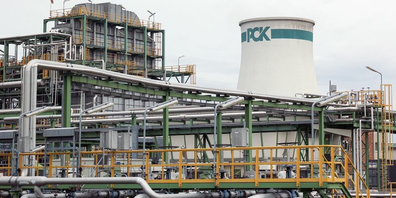 Das Gelände der Raffinerie PCK im Brandenburger Schwedt. - Foto: Joerg Carstensen/dpa