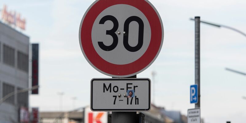 Die Geschwindigkeitsbegrenzung von 30 km/h gilt zu bestimmten Zeiten. - Foto: Paul Zinken/dpa