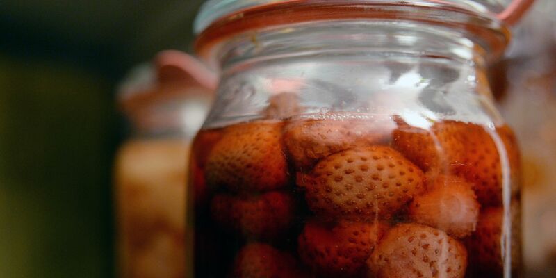 Ein Weck-Glas ist mit Obst gefüllt. - Foto: Andrea Warnecke/dpa-tmn/dpa