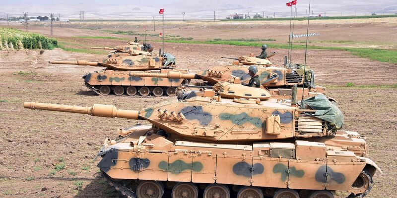Panzer der türkischen Armee während eines Manövers: Ankara geht in der Südosttürkei und im Nordirak regelmäßig gegen die PKK vor. - Foto: Uncredited/Pool Turkish Military/AP/dpa