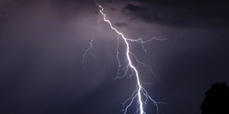 Der Klimawandel beeinflusst die Gewitter- und auch die Blitzhäufigkeit. - Foto: Robert Michael/dpa-Zentralbild/dpa