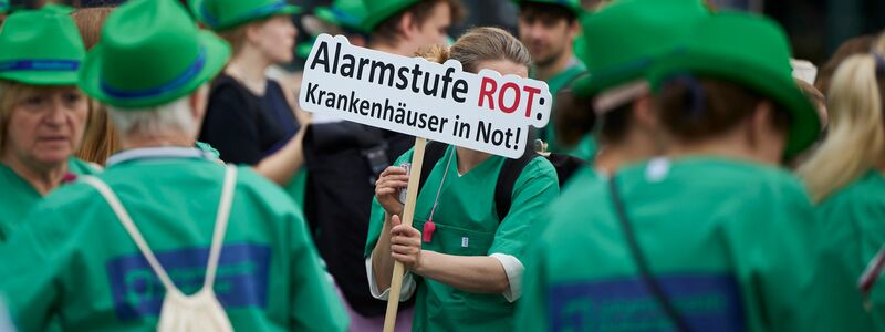 Krankenhausmitarbeiter demonstrieren auf dem Washingtonplatz in Berlin. - Foto: Joerg Carstensen/dpa