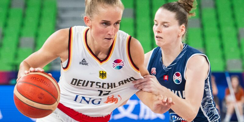 Führte Deutschland ins Viertelfinale: Leonie Fiebich (l). - Foto: Martin Baumann/TASR/dpa