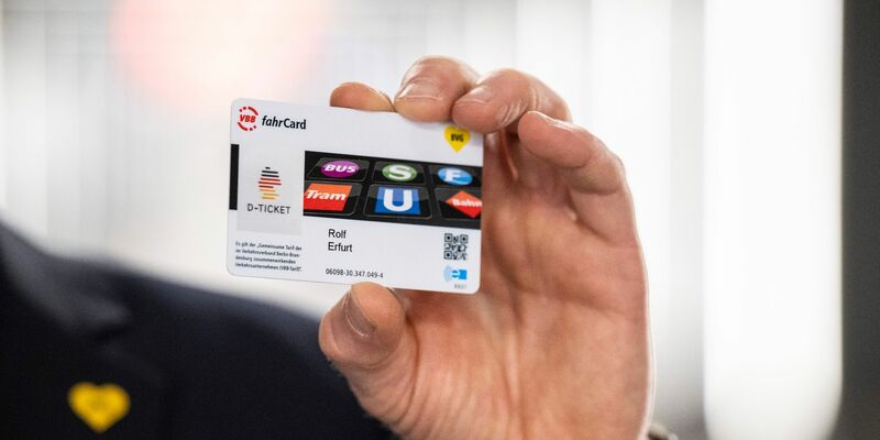 Dass das Deutschlandticket nur online, über Reisezentren oder mit Hilfe des Aboservices zu erwerben ist, hält laut Fahrgastverband viele Interessenten vom Kauf ab. - Foto: Hannes P. Albert/dpa