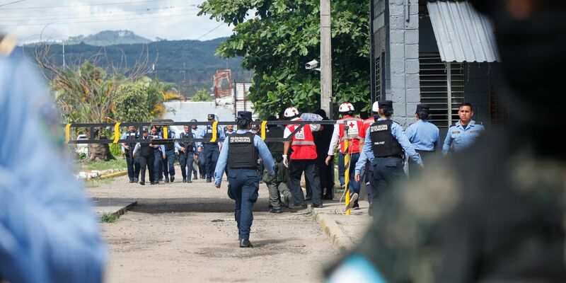 Ein Krankenwagen steht am Eingang des Frauengefängnisses in Tamara am Stadtrand von Tegucigalpa. - Foto: Elmer Martinez/AP/dpa