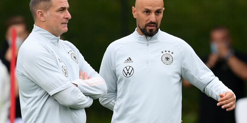 Der damalige Cheftrainer des Fußball-Olympiateams Stefan Kuntz (l) und sein damaliger Assistent Antonio Di Salvo. - Foto: Arne Dedert/dpa